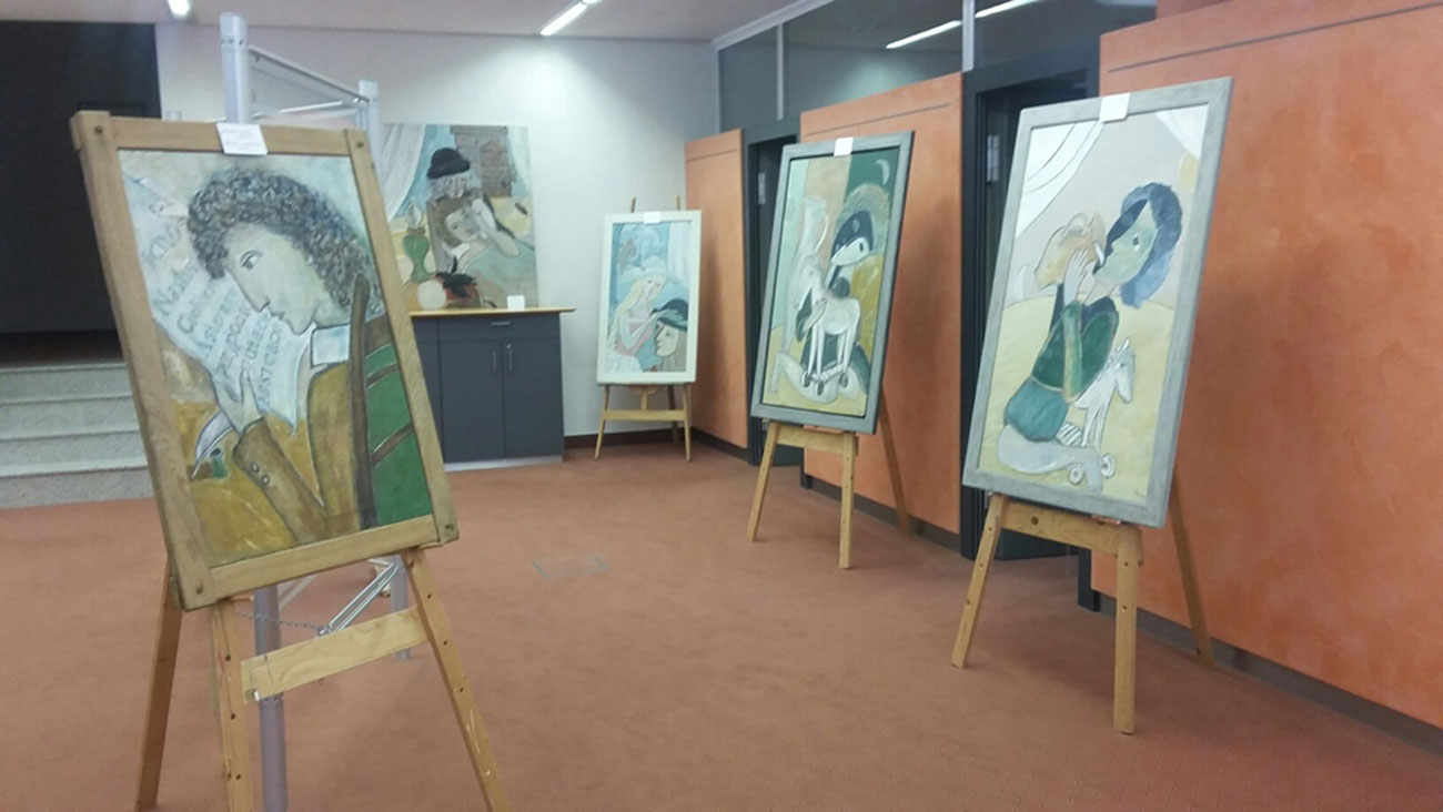 Kaspar Hauser Ausstellung der Bilder Greg Trickers in der Sparkasse Heiligenberg
